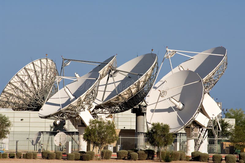 Array di antenne satellitari contro un cielo blu.