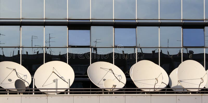 Satellitenschüsseln stockbilder Satellitenschüsseln stockbilder