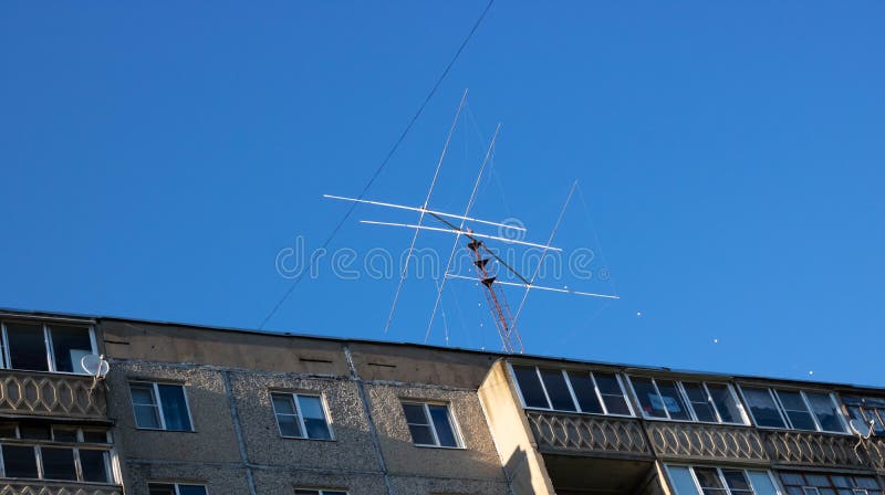 Satellitskål på taket i en gammal lägenhet.
