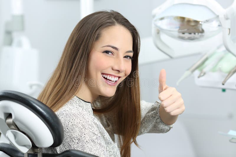 Satisfaisant patient de dentiste après traitement
