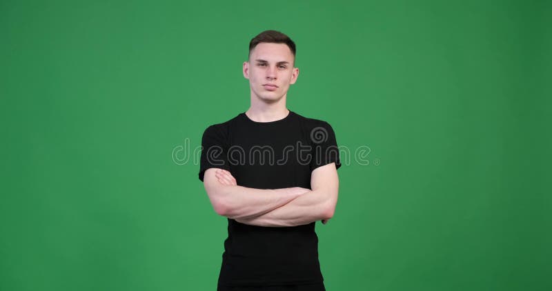 Bărbat caucazian mulțumit care se uită la cameră pe fundal verde stock video