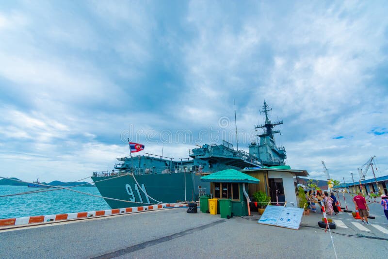 SATTAHIP, THAILAND - 1. MAI 2019: Flugzeugtr?ger HTMS Chakri Naruebet an Juksamet-Hafen am 9. Februar in Sattahip Der Hafen ist e lizenzfreies stockbild SATTAHIP, THAILAND - 1. MAI 2019: Flugzeugtr?ger HTMS Chakri Naruebet an Juksamet-Hafen am 9. Februar in Sattahip Der Hafen ist e lizenzfreies stockbild