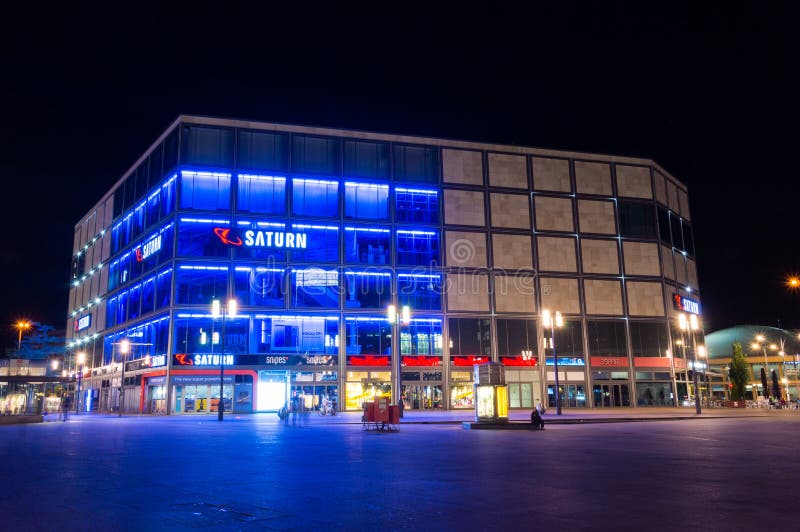 Saturn-opslag in Berlijn in Alexanderplatz bij nacht stock fotografie Saturn-opslag in Berlijn in Alexanderplatz bij nacht stock fotografie