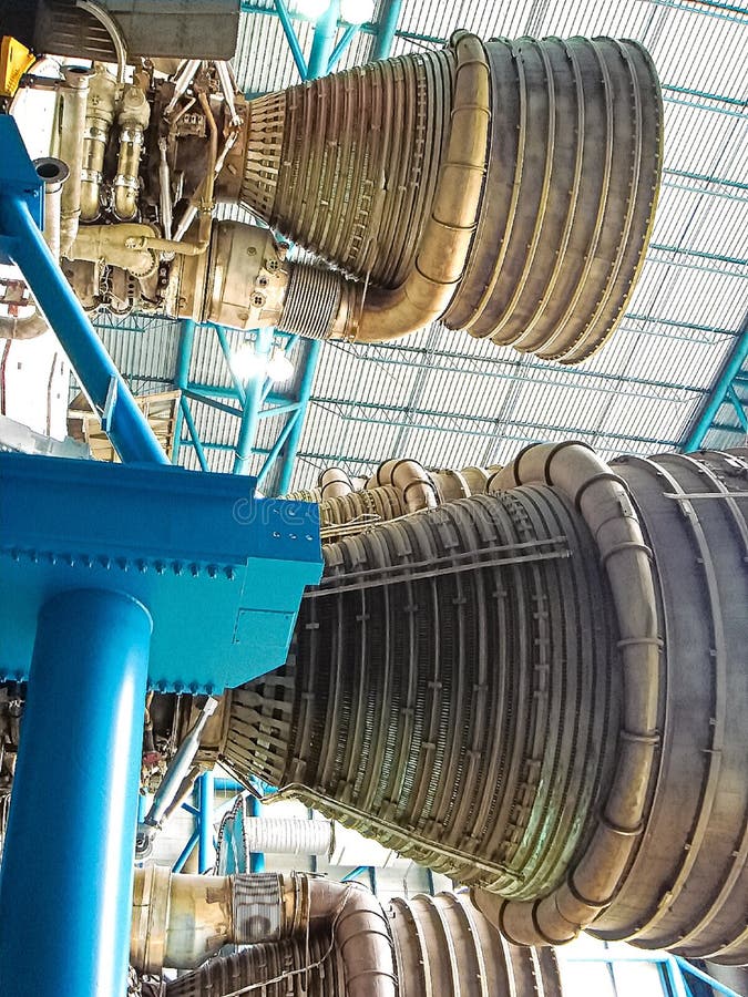 Saturn V Rocket Engines in Apollo Saturn V Centrum wordt getoond dat royalty-vrije stock fotografie Saturn V Rocket Engines in Apollo Saturn V Centrum wordt getoond dat royalty-vrije stock fotografie