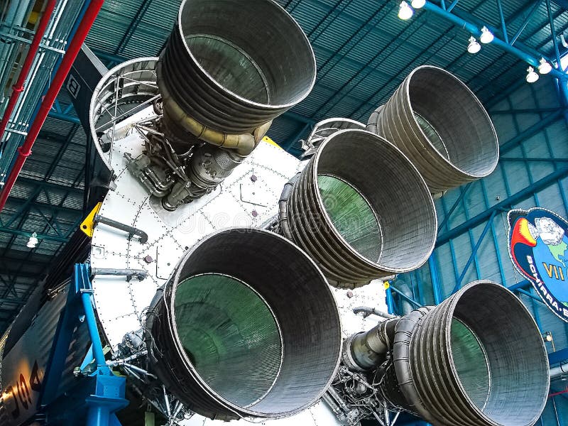 Saturn V Rocket Engines a montré au centre d'Apollo Saturn V