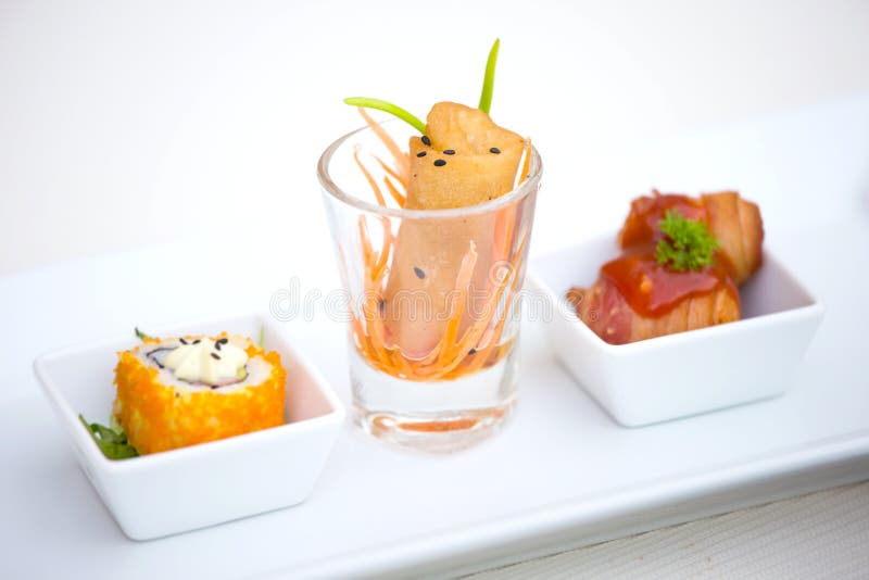 Satz Frühlingsrollen - Sushi - gebratener Speck mit Wurst lizenzfreie stockbilder