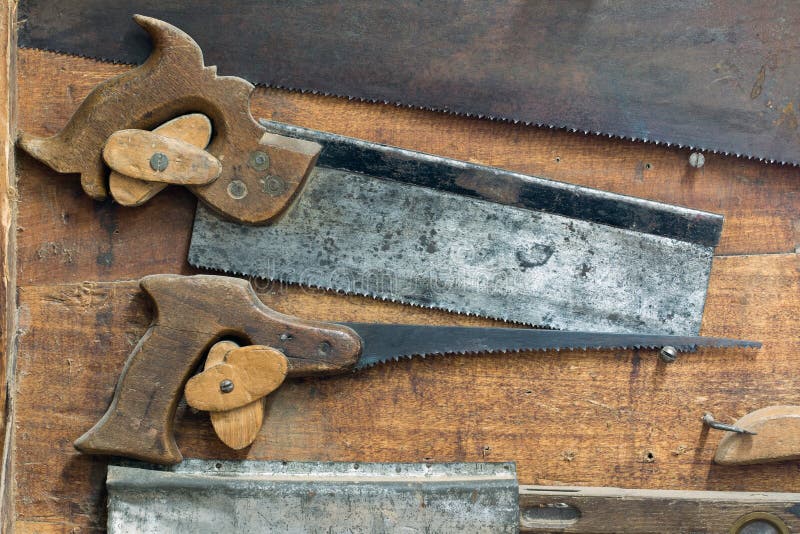 Satz verschiedene alte und benutzte Handsägen stockfotografie Satz verschiedene alte und benutzte Handsägen stockfotografie