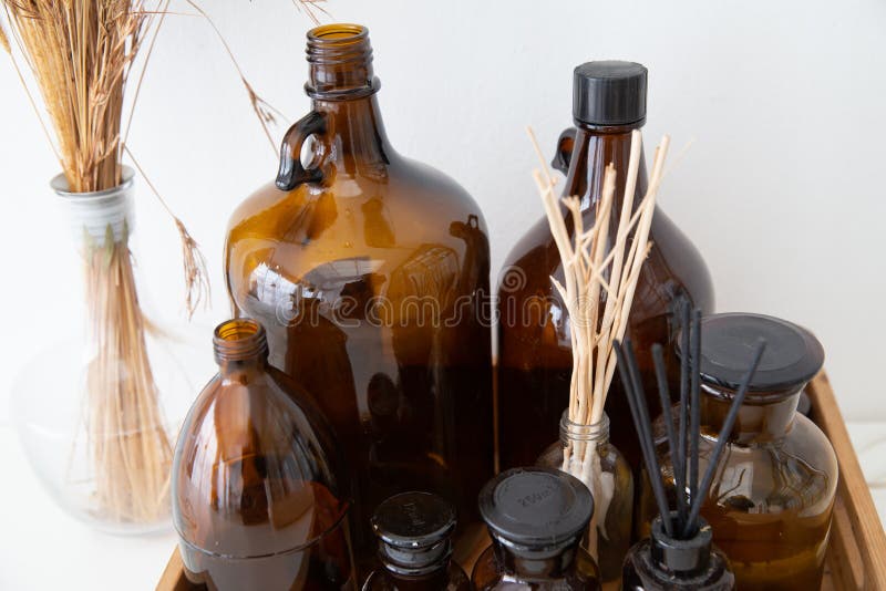 Satz von Räucherstäbchen und von brauner wohlriechender Flasche lizenzfreie stockfotografie Satz von Räucherstäbchen und von brauner wohlriechender Flasche lizenzfreie stockfotografie