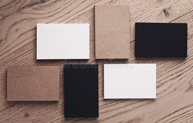 Satz weißen, Schwarzen und Handwerksvisitenkarten auf hölzerner Tabelle Beschneidungspfad eingeschlossen horizontal lizenzfreie stockfotos Satz weißen, Schwarzen und Handwerksvisitenkarten auf hölzerner Tabelle Beschneidungspfad eingeschlossen horizontal lizenzfreie stockfotos