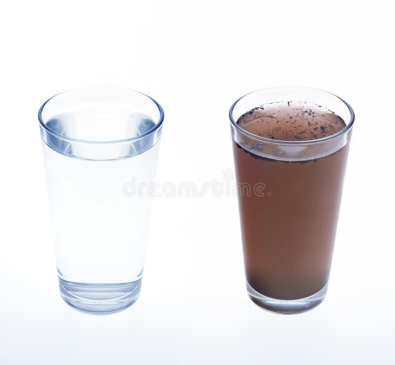 Sauberes und schmutziges Wasser in trinkendem Glas