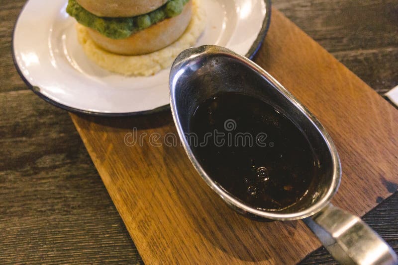 Sauce au jus délicieuse pour des tartes photographie stock libre de droits Sauce au jus délicieuse pour des tartes photographie stock libre de droits