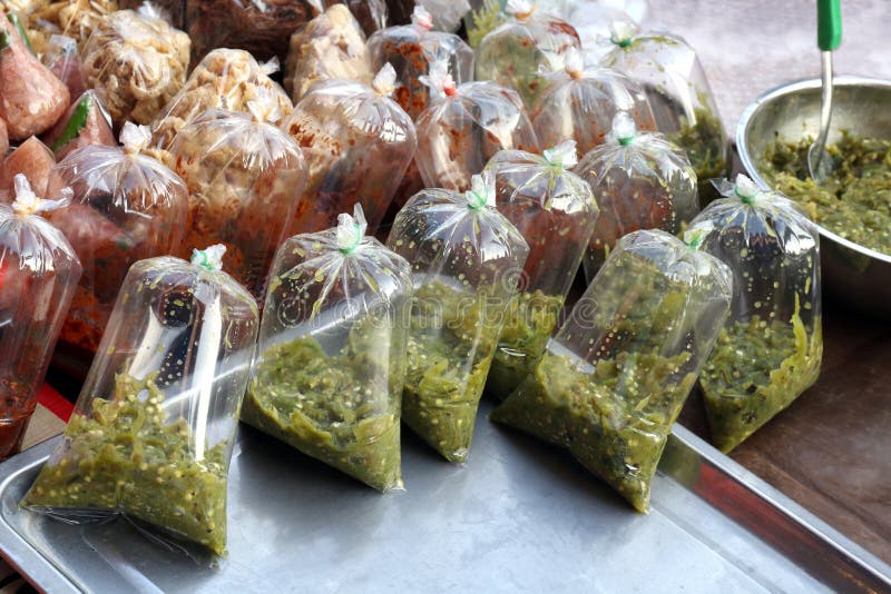 Sauce chili, pâte de piment, piment de sauce au poivre dans le sac clair en plastique au marché thaïlandais de nourriture de rue, images stock Sauce chili, pâte de piment, piment de sauce au poivre dans le sac clair en plastique au marché thaïlandais de nourriture de rue, images stock