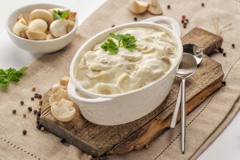 Sauce crémeuse épaisse avec des champignons photos stock Sauce crémeuse épaisse avec des champignons photos stock