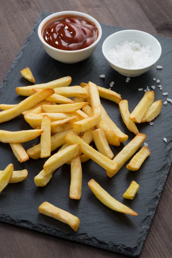 Sauce de friture de Fried French et tomate et sel sur un tableau noir images libres de droits Sauce de friture de Fried French et tomate et sel sur un tableau noir images libres de droits