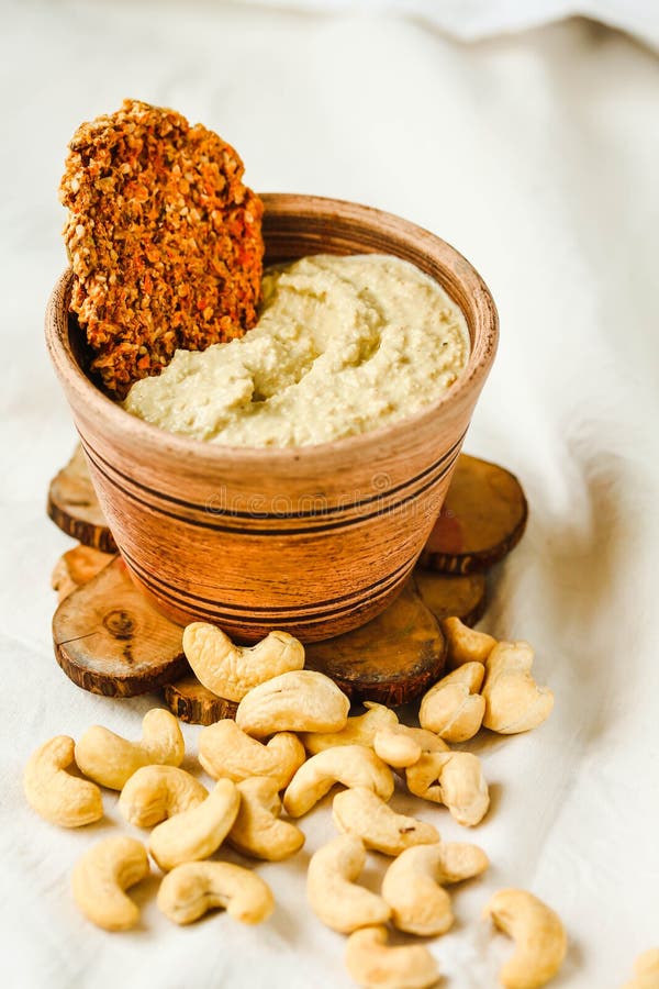 Sauce à anarcadier, fromage cru de vegan des écrous avec le biscuit de carotte photos libres de droits Sauce à anarcadier, fromage cru de vegan des écrous avec le biscuit de carotte photos libres de droits