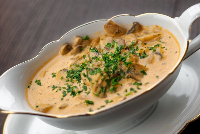 Sauce à Escalope De Veau Jaeger Ou à Chasseur Photo stock Image du déjeuner, dîner 63733320