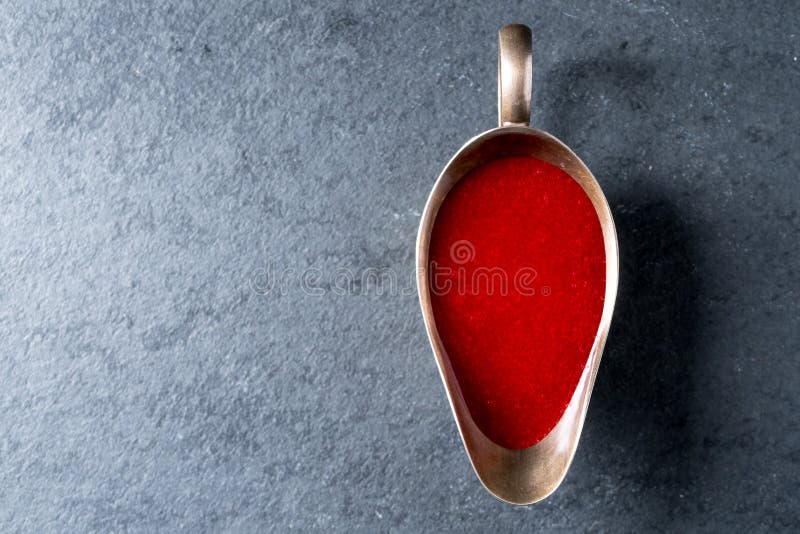 Sauce à la canneberge dans un bateau de sauce au jus sur l'espace libre gris d'ardoise horizontal
