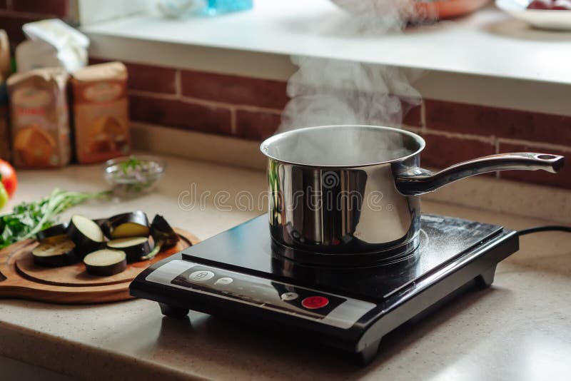 https://thumbs.dreamstime.com/b/saucepan-boiling-water-electric-kitchen-stove-eggplant-pepper-tomato-lie-table-background-153044744.jpg