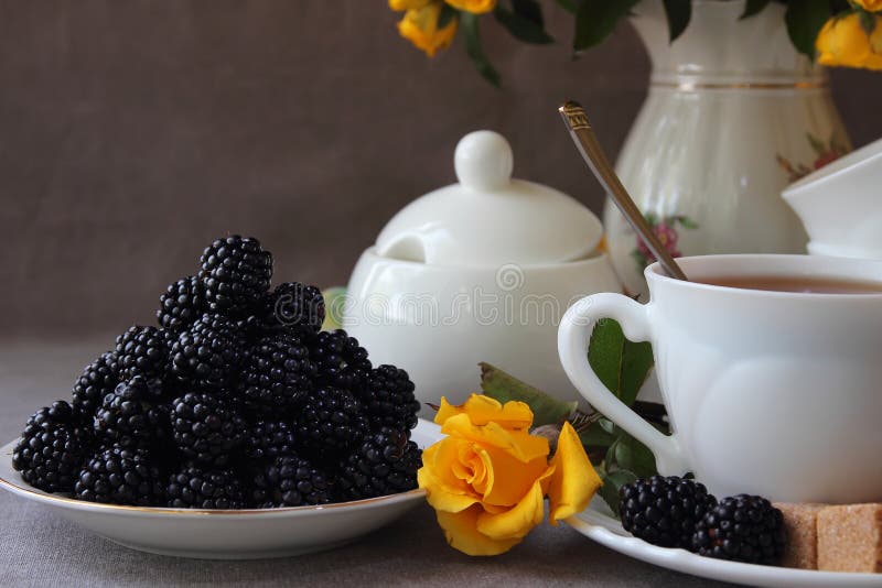 Saucer with blackberry