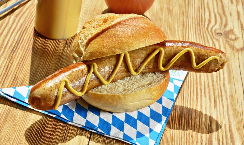 Saucisse dans un petit pain images stock Saucisse dans un petit pain images stock