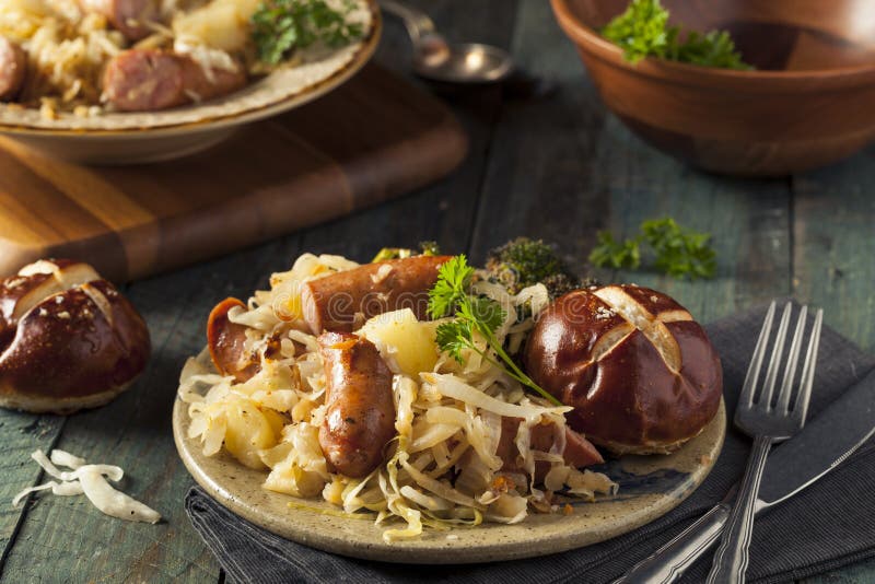 Saucisse et choucroute allemandes faites maison images stock Saucisse et choucroute allemandes faites maison images stock