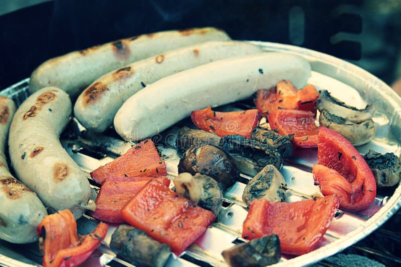 Saucisse et légume grillés avec des champignons photographie stock Saucisse et légume grillés avec des champignons photographie stock