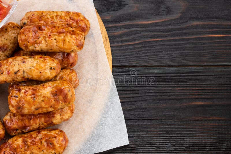 Saucisse grillée savoureuse sur le fond en bois Vue supérieure avec l'espace de copie photographie stock Saucisse grillée savoureuse sur le fond en bois Vue supérieure avec l'espace de copie photographie stock