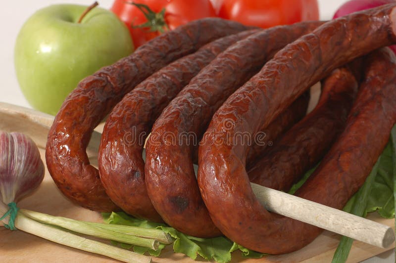 Saucisse, pomme et tomates photographie stock libre de droits Saucisse, pomme et tomates photographie stock libre de droits