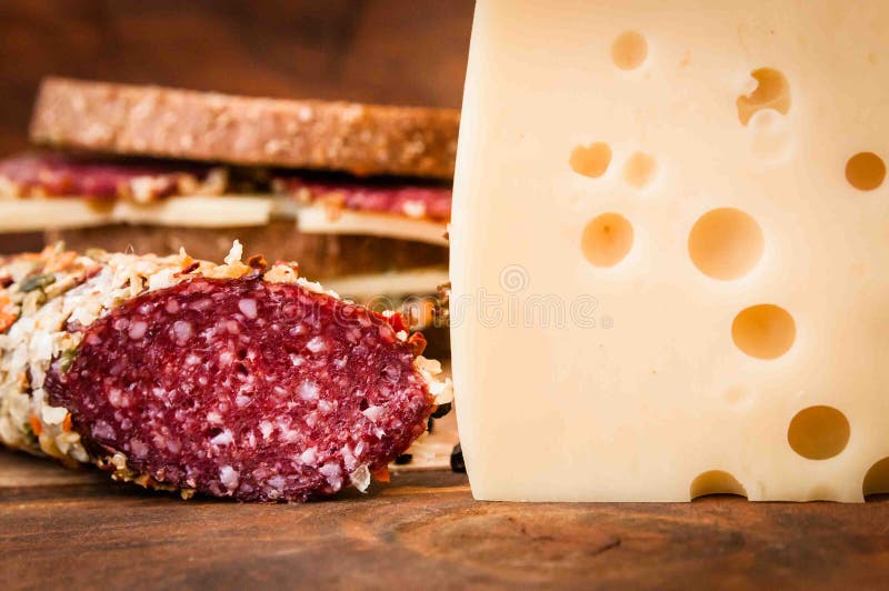Saucisse sèche et fromage pour le petit déjeuner, image libre de droits Saucisse sèche et fromage pour le petit déjeuner, image libre de droits