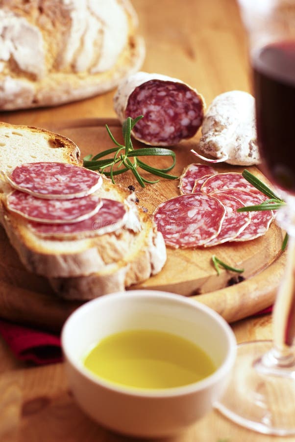Saucisse sèche française avec du pain et le vin image libre de droits Saucisse sèche française avec du pain et le vin image libre de droits