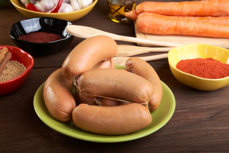 Saucisses avec des épices et des légumes photographie stock libre de droits Saucisses avec des épices et des légumes photographie stock libre de droits