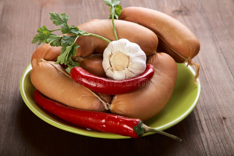 Saucisses avec des épices et des légumes photos libres de droits Saucisses avec des épices et des légumes photos libres de droits