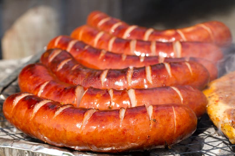 Saucisses grillées sur le barbecue photos stock Saucisses grillées sur le barbecue photos stock