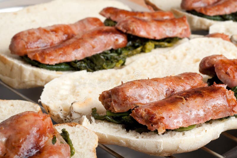 Saucisses italiennes avec le broccoli et le sandwich frits photographie stock libre de droits Saucisses italiennes avec le broccoli et le sandwich frits photographie stock libre de droits