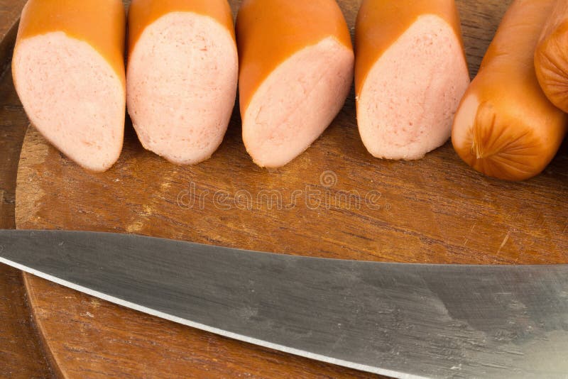 saucisses sur le hachoir dessus d'isolement sur le fond blanc photos stock saucisses sur le hachoir dessus d'isolement sur le fond blanc photos stock