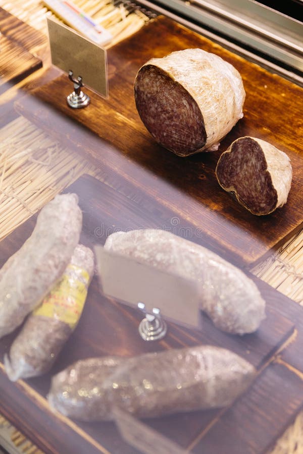 Saucisson är en variation av tjockt, torkar den kurerade korven som påbörjar i Frankrike Typisk gjort av griskött eller en blandn royaltyfri fotografi Saucisson är en variation av tjockt, torkar den kurerade korven som påbörjar i Frankrike Typisk gjort av griskött eller en blandn royaltyfri fotografi