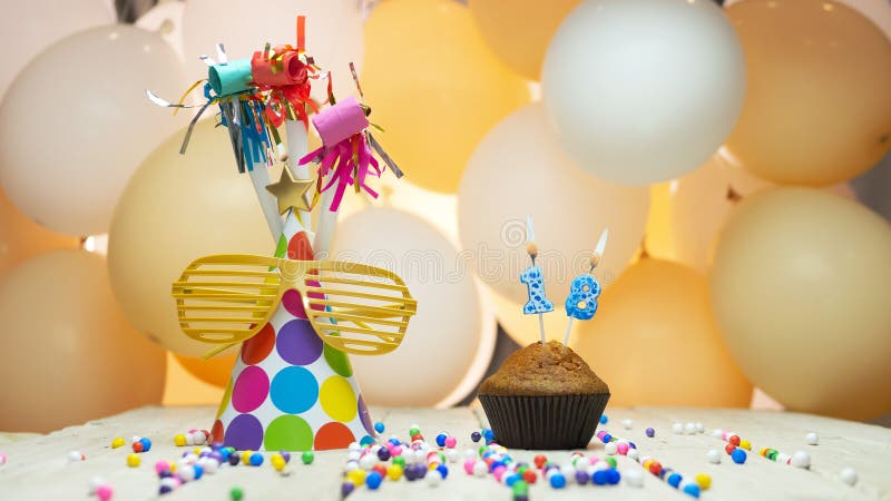 Bolo Bonito No Aniversário Da Menina Por 18 Anos Foto de Stock - Imagem de flor, padaria: 136077638