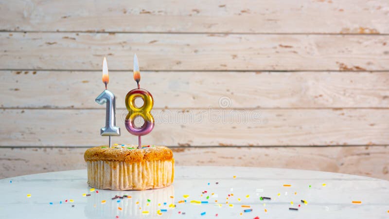 18 ANOS DE BOLO DE ANIVERSÁRIO Imagem de Stock - Imagem de florescer, flor:  141275681