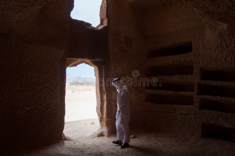 Saudian dentro de um túmulo de Nabatean no si arqueológico de Madaîn Saleh foto de stock royalty free Saudian dentro de um túmulo de Nabatean no si arqueológico de Madaîn Saleh foto de stock royalty free