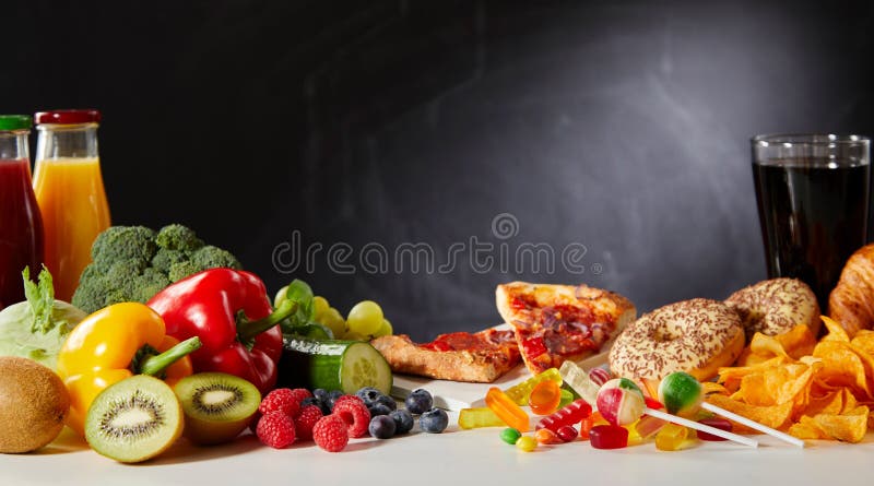 Saudável contra alimentos insalubres com espaço da cópia fotos de stock Saudável contra alimentos insalubres com espaço da cópia fotos de stock