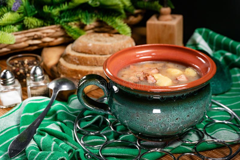Sauer Suppe in Schüssel stockbilder