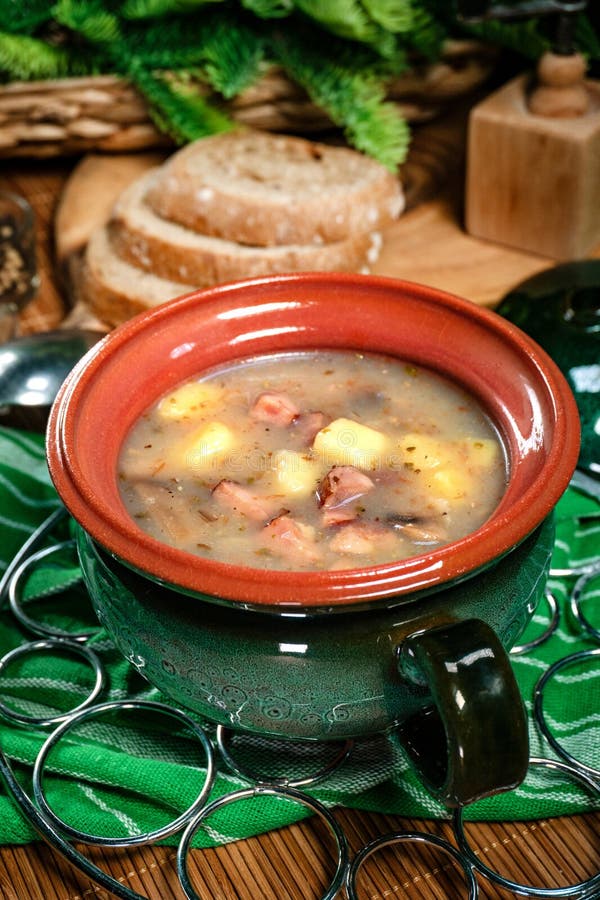 Sauer Suppe in Schüssel lizenzfreie stockfotografie