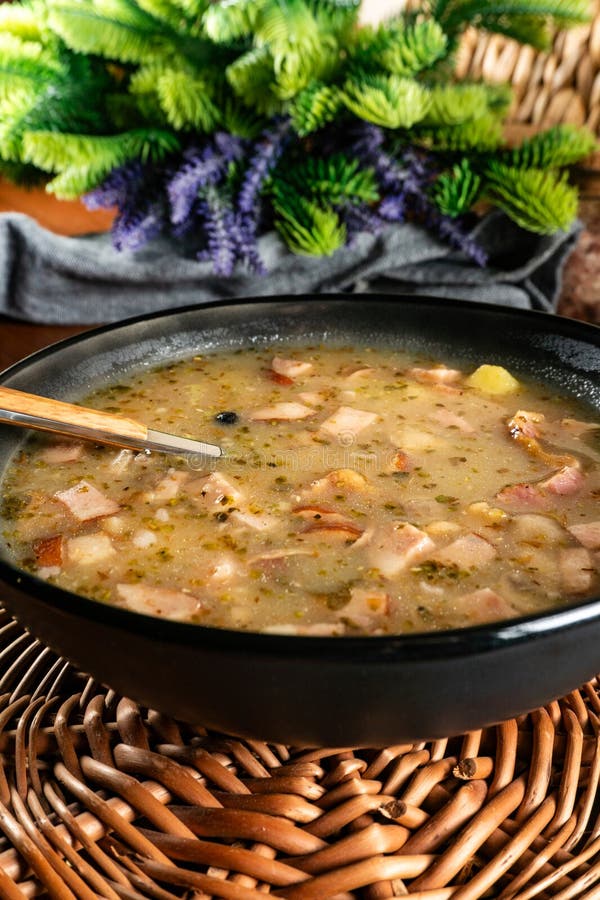 Sauer Suppe in Schüssel stockfotografie
