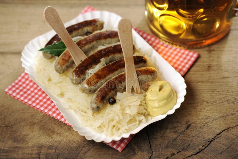 Sauerkraut + Nuernberger Bratwuerstchen Stockbild - Bild von sauerkraut ...