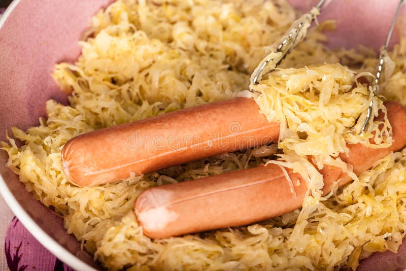 Wiener Würstchen Und Sauerkraut Stockbild - Bild von sauerkraut ...