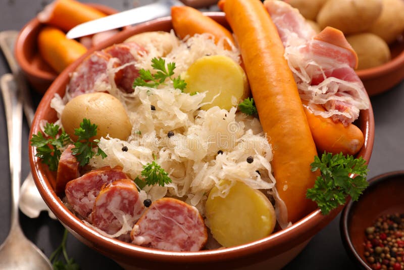 Sauerkraut und Wurst stockbild. Bild von traditionell - 108820109 Sauerkraut und Wurst stockbild. Bild von traditionell - 108820109