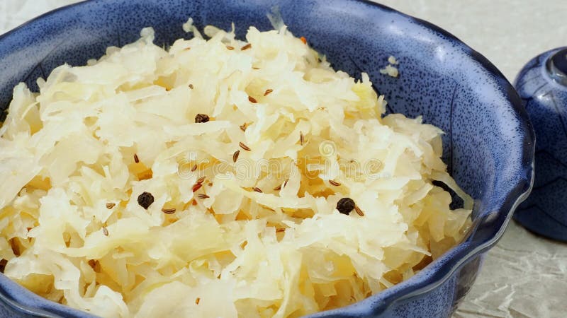 Sauerkraut w b??kitnym pucharze ?wie?y zdrowy sauerkraut