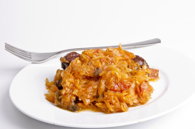 Sauerkraut w Polskim rodzaju z uwędzonym mięsem obraz stock Sauerkraut w Polskim rodzaju z uwędzonym mięsem obraz stock