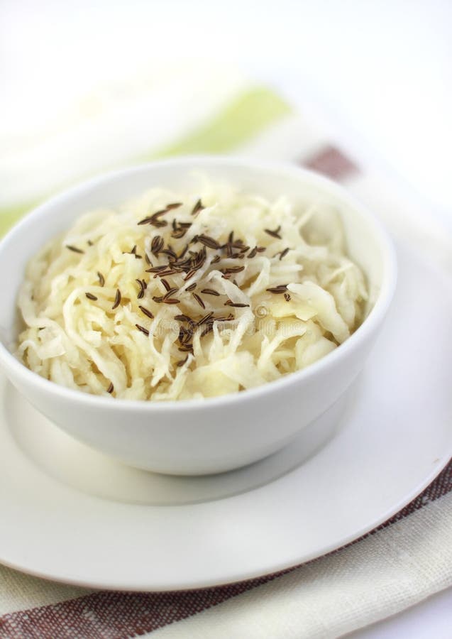 Sauerkraut με τους σπόρους του κυμινοειδούς κάρου στοκ εικόνες με δικαίωμα ελεύθερης χρήσης Sauerkraut με τους σπόρους του κυμινοειδούς κάρου στοκ εικόνες με δικαίωμα ελεύθερης χρήσης