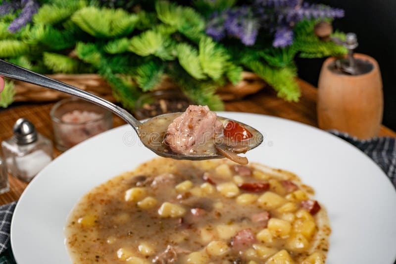 Sauerküche in Teller lizenzfreie stockbilder